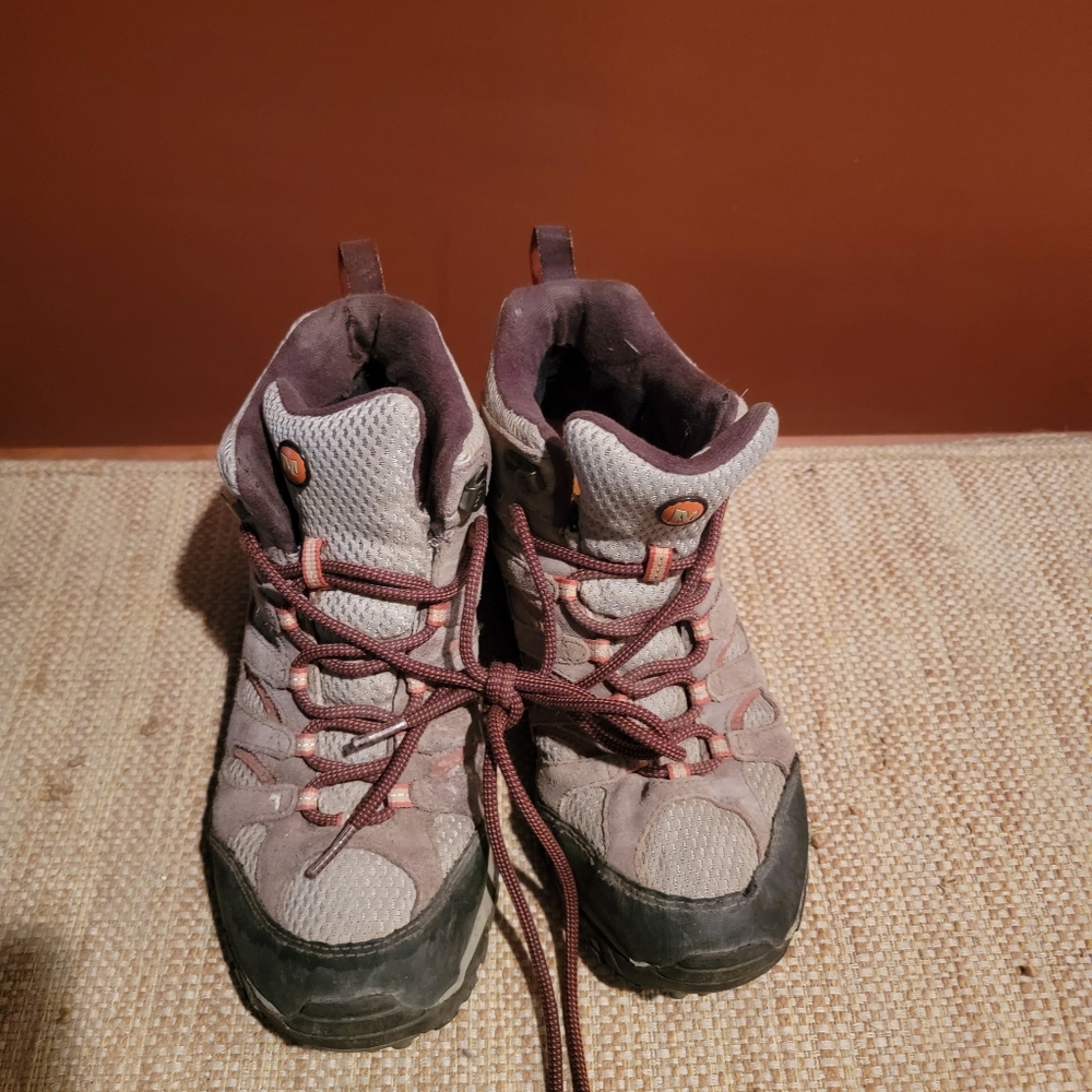 Womens 9.5 Merrell hiking boots